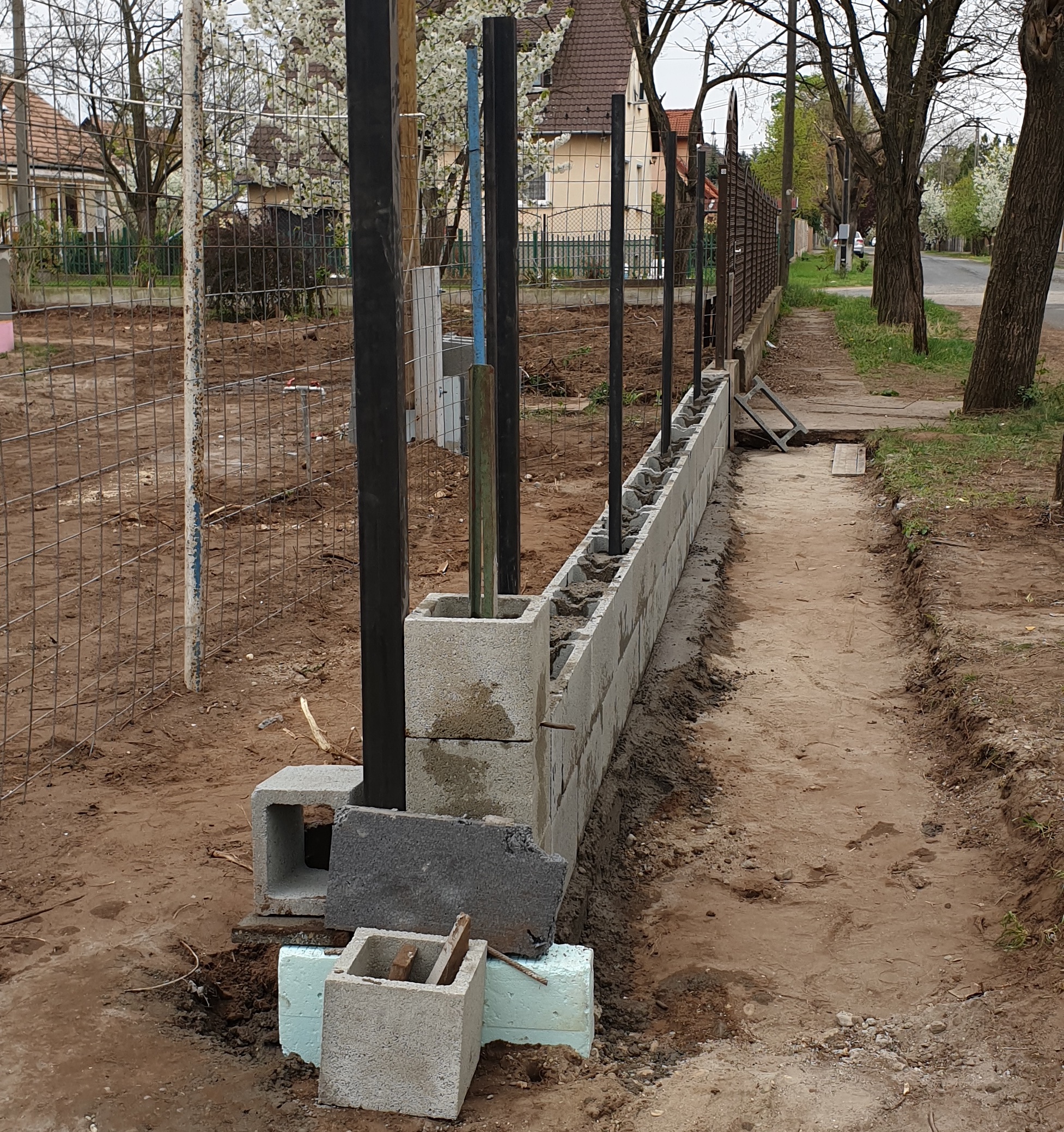 Betonlábazatú kerítésépítés (2)